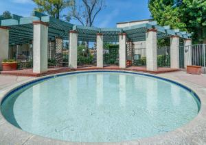 High Ceilings 3BR with Loft-2 Baths Pool & Jacuzzi内部或周边的泳池