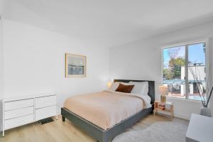 塔扎纳High Ceilings 3BR with Loft-2 Baths Pool & Jacuzzi的一间带床和窗户的白色卧室
