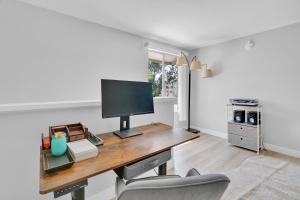 High Ceilings 3BR with Loft-2 Baths Pool & Jacuzzi的厨房或小厨房