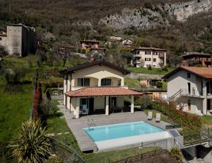 an aerial view of a house with a swimming pool at Villa Incanto in Mezzegra