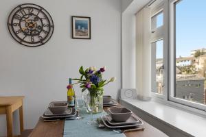 ブリクサムにあるOur Happy Place- With Parking & Upgraded WiFi for 2025のダイニングルームテーブル(壁掛け時計付) +18枚の写真