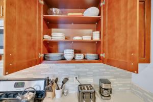 High Ceilings 3BR with Loft-2 Baths Pool & Jacuzzi的厨房或小厨房
