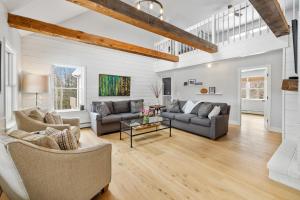 Ruang duduk di Birch Grove Retreat Atop Sunapee for Ski and Lake Life