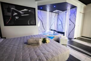 Posteľ alebo postele v izbe v ubytovaní Garda fantasy green jacuzzi sauna piscina + 27 fotografií