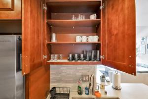 High Ceilings 3BR with Loft-2 Baths Pool & Jacuzzi的厨房或小厨房