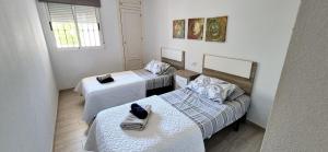pokój z dwoma łóżkami i oknem w obiekcie Relax Family home Zenia bulevard w mieście Orihuela