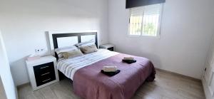 sypialnia z dużym łóżkiem z 2 tacami w obiekcie Relax Family home Zenia bulevard w mieście Orihuela +13 zdjęć