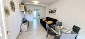 salon z kanapą i stołem w obiekcie Relax Family home Zenia bulevard w mieście Orihuela