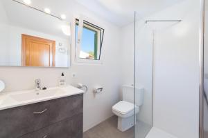ein Badezimmer mit Waschbecken, Toilette und Dusche in der Unterkunft Can Roig -Caldes- in Colònia de Sant Pere + 38 Fotos