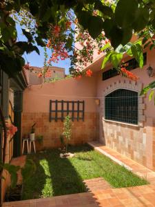 a backyard of a house with a brick wall at Typique AppartementVilla in Al Hoceïma