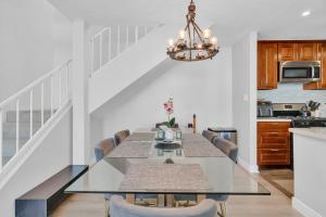 High Ceilings 3BR with Loft-2 Baths Pool & Jacuzzi的厨房或小厨房