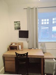 TV a/nebo společenská místnost v ubytování Kingswood Hotel