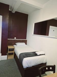 Postel nebo postele na pokoji v ubytování Kingswood Hotel
