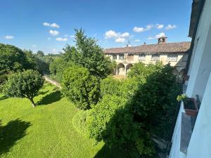 Blick vom Balkon eines Gebäudes mit Bäumen in der Unterkunft Appartamenti con Giardino privato e vista Corte - Arena Po in Arena Po + 31 Fotos