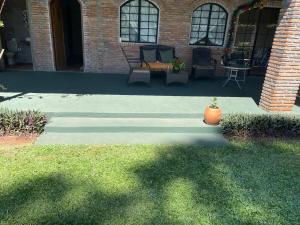 En hage utenfor Colonial-style house