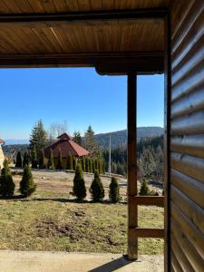 una vista desde la puerta principal de una cabaña con vistas a un patio en Nest&Rest-Vikendice Tara 2, en Sekulić 