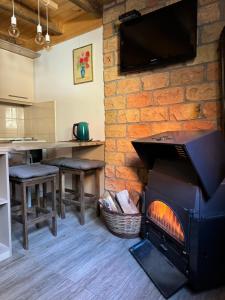 sala de estar con pared de ladrillo y chimenea en Nest&Rest-Vikendice Tara 2, en Sekulić  12 fotos más
