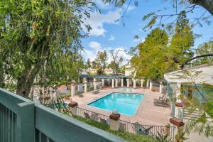High Ceilings 3BR with Loft-2 Baths Pool & Jacuzzi内部或周边的泳池