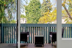 塔扎纳High Ceilings 3BR with Loft-2 Baths Pool & Jacuzzi的围栏前带桌椅的天井 更多37张照片