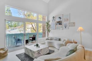 High Ceilings 3BR with Loft-2 Baths Pool & Jacuzzi的休息区