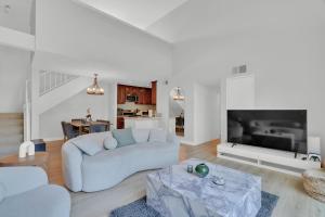 High Ceilings 3BR with Loft-2 Baths Pool & Jacuzzi的电视和/或娱乐中心