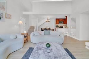 High Ceilings 3BR with Loft-2 Baths Pool & Jacuzzi的休息区