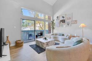 塔扎纳High Ceilings 3BR with Loft-2 Baths Pool & Jacuzzi的带沙发和桌子的客厅