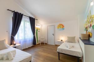 una camera da letto con due letti e una finestra di Villa Piscina La Trinità a Corciano Altre 96 foto