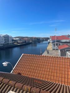 vista sul fiume dal tetto di un edificio di Hamnen 3 - Smögenbryggan a Smögen