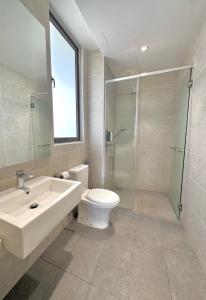 Koupelna v ubytování Bali Residence Melaka- Entire Apartment House- Two bedroom- Family Room- Swimming Pool by n stays