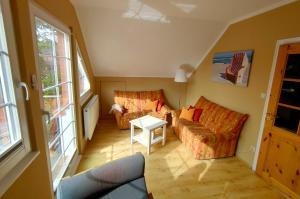 Neuhausにある-"Ferienwohnung Dierhagen" Whg 2 im OG-のソファ2つとテーブルのあるリビングルーム