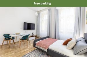 Postel nebo postele na pokoji v ubytování Bright aparment close to Wenceslas square with parking