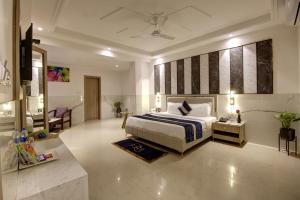 Postel nebo postele na pokoji v ubytování Hotel DELHI 37 by STAR GROUP