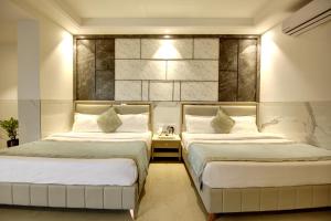 Postel nebo postele na pokoji v ubytování Hotel DELHI 37 by STAR GROUP