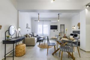 Μια τηλεόραση ή/και κέντρο ψυχαγωγίας στο VRACHOS HOUSE "In the heart of Skopelos Town"