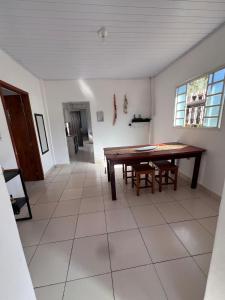 a dining room with a table and a tiled floor at Casa Dondoca 2 in Goiás +6 photos