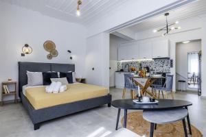 Ένα ή περισσότερα κρεβάτια σε δωμάτιο στο VRACHOS HOUSE "In the heart of Skopelos Town"