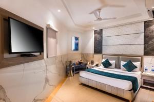 Postel nebo postele na pokoji v ubytování Hotel DELHI 37 by STAR GROUP