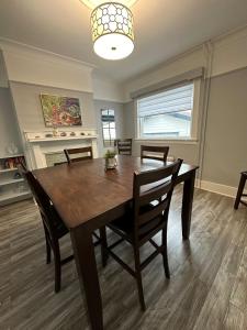 Ảnh trong thư viện ảnh của Historic 1942 Boathouse HarborViews DT St John's ở St. John's