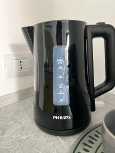 una cafetera negra sentada en un mostrador en Le Gioie di Monica Casa Vacanze per Pompei, en Boscotrecase