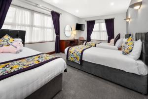 Postel nebo postele na pokoji v ubytování Rathkeale House Hotel