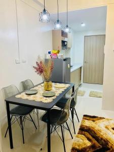 einen Esstisch und Stühle in der Küche in der Unterkunft Primeworld District Casa De Hanna in Lapu Lapu City