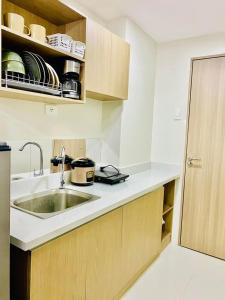 eine Küche mit Spüle und Arbeitsplatte in der Unterkunft Primeworld District Casa De Hanna in Lapu Lapu City + 4 Fotos