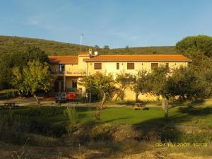 un bâtiment avec beaucoup d'arbres devant lui dans l'établissement Hotel El Molino, à Congosta