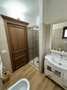 a bathroom with a toilet and a sink and a shower at La dimora di d Angiò 2 in Faeto