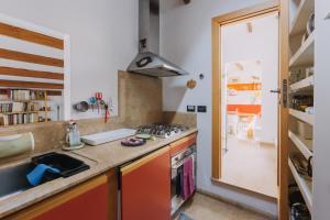 巴勒莫La Rocca sulla Cala by Wonderful Italy的带水槽和炉灶的厨房 顶部烤箱