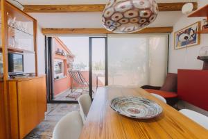 巴勒莫La Rocca sulla Cala by Wonderful Italy的配有木桌椅的餐厅