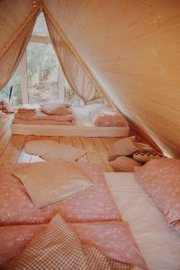 SidzinaにあるDomki pod Halą Krupową - Chata na szlakuのテント内のベッド1台が備わる客室です。