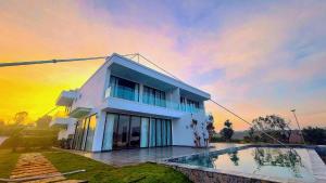 Bazén v ubytování Du Lịch Lâm Hà - Hồ Gia Trang Villas nebo v jeho okolí