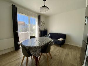 a living room with a table and chairs and a window at Charmant T1 bis à Itxassou, proche Thermes, jardin, parking privé, internet, 2 couchages - FR-1-495-136 in Itxassou